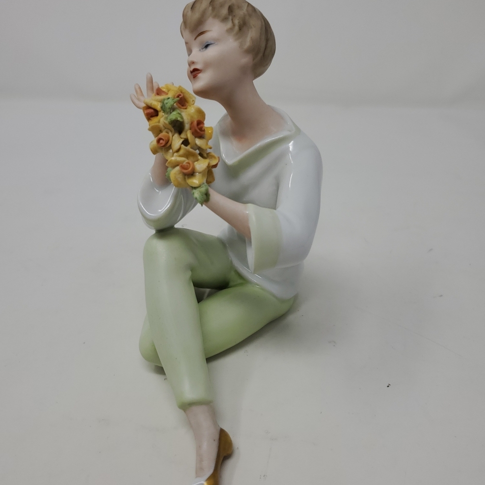 WALLENDORF Figurine Lady Sitting with Bouquet 6.75" Mint 1764 #1757 (2WLL005) - Picture 2 of 13
